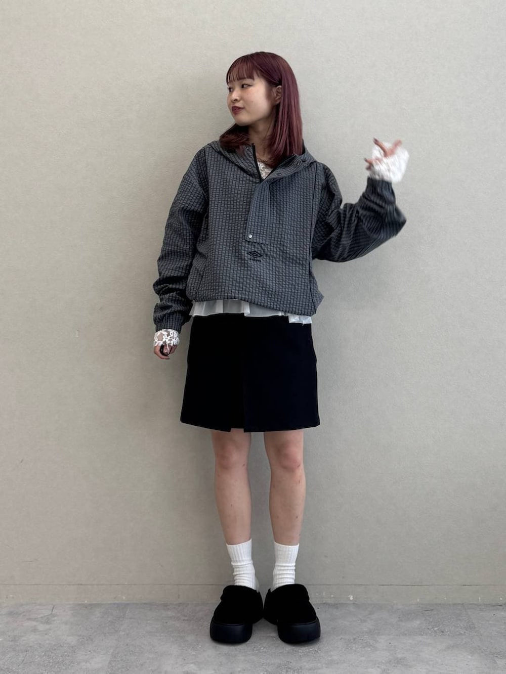 ホワイト系のTシャツ/カットソー、ブラック系のスカート、グレー系のブルゾンを着用したレディースの秋コーディネートの2枚目の写真