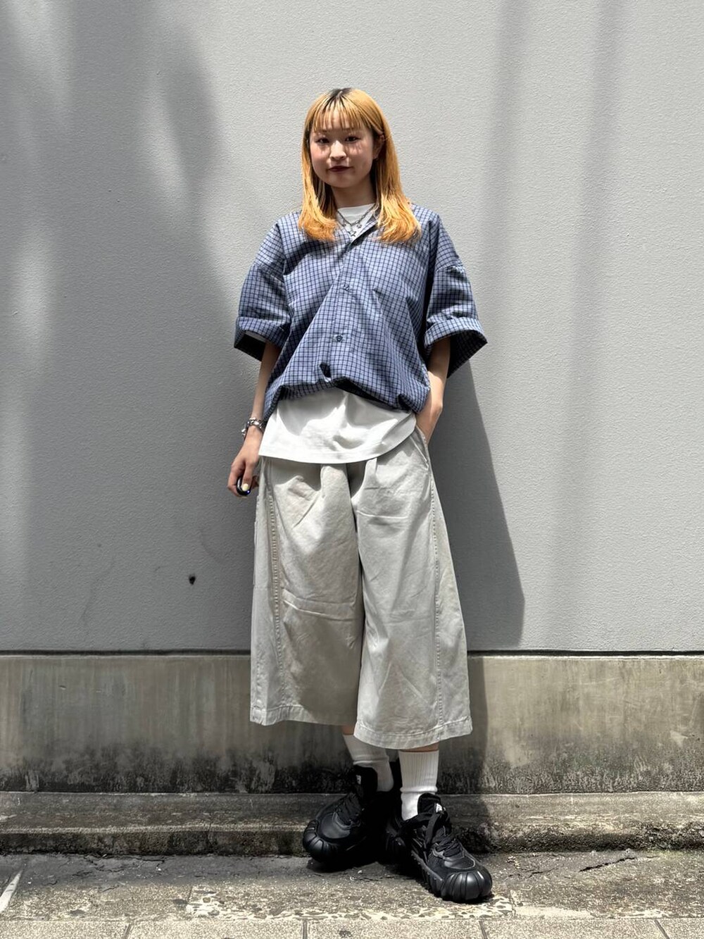 グレー系のその他パンツ、ホワイト系のTシャツ/カットソー、ブルー系のシャツ/ブラウスを着用したレディースの夏コーディネートの2枚目の写真