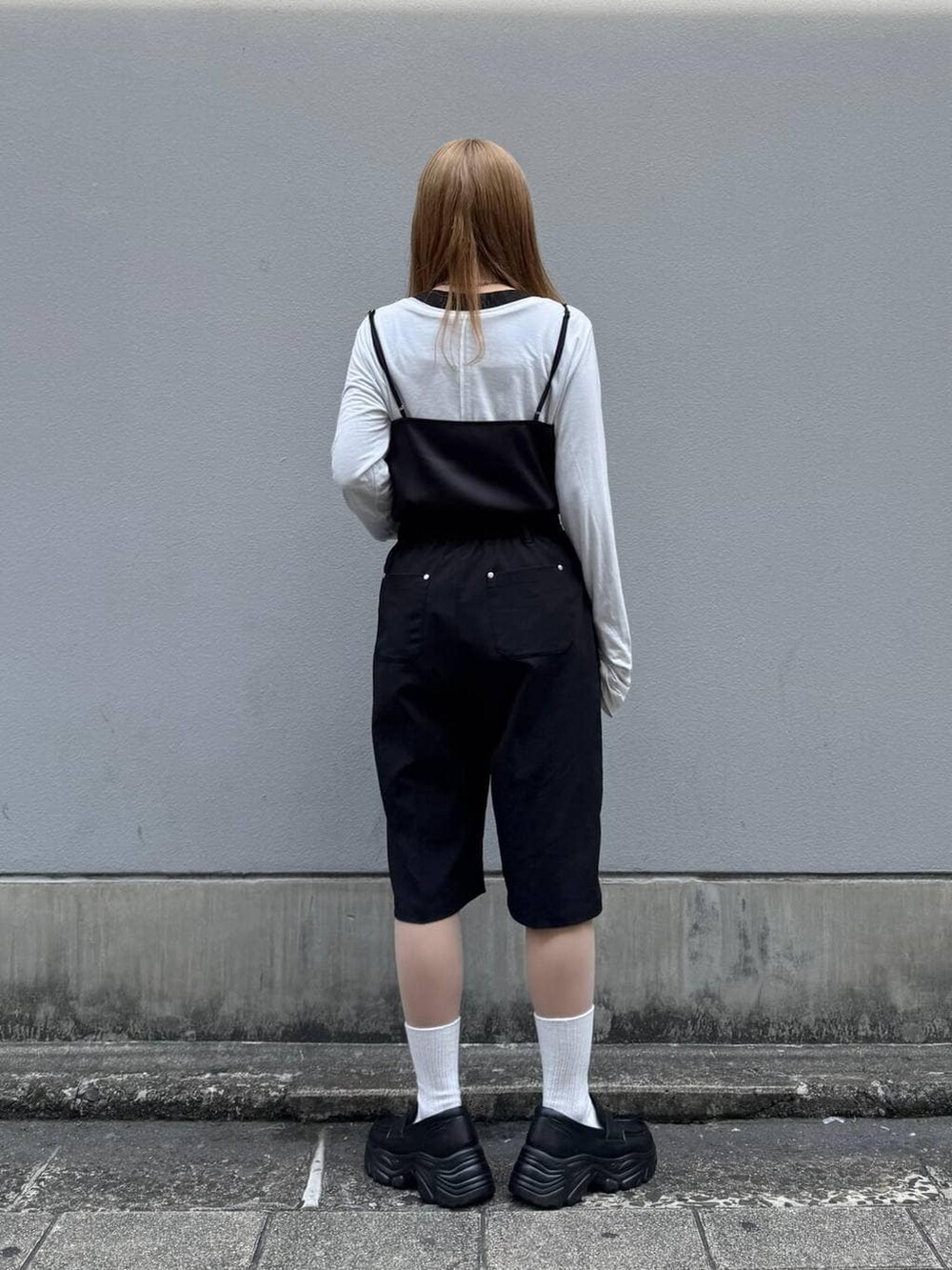 ブラック系のローファー、ブラック系のキャミソール、ホワイト系のTシャツ/カットソーを着用したレディースの春コーディネートの5枚目の写真