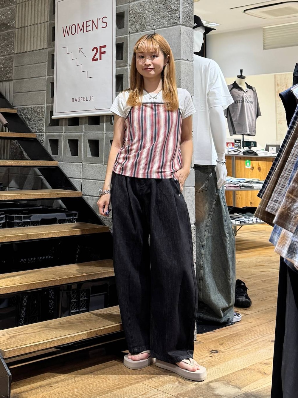 レッド系のTシャツ/カットソー、ブラック系のデニムパンツ、ホワイト系のTシャツ/カットソーを着用したレディースの夏コーディネートの3枚目の写真