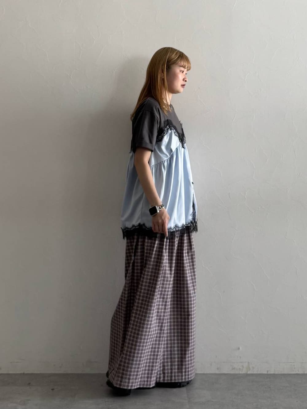 ブラック系のローファー、ピンク系のスラックス、グレー系のTシャツ/カットソーを着用したレディースの春コーディネートの8枚目の写真