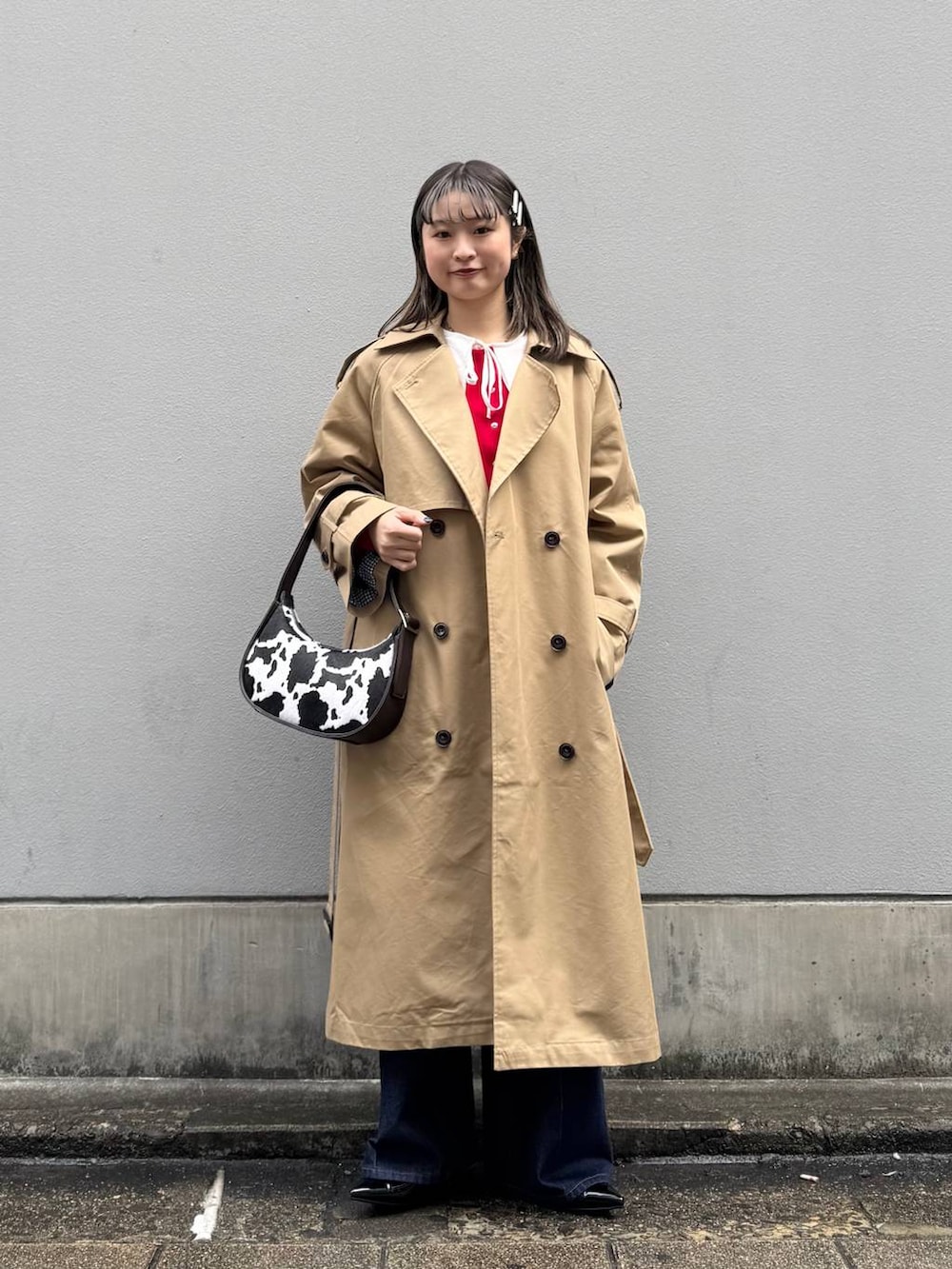 ブルー系のデニムパンツ、ホワイト系のシャツ/ブラウス、ブラック系のパンプスを着用したレディースの春コーディネートの4枚目の写真