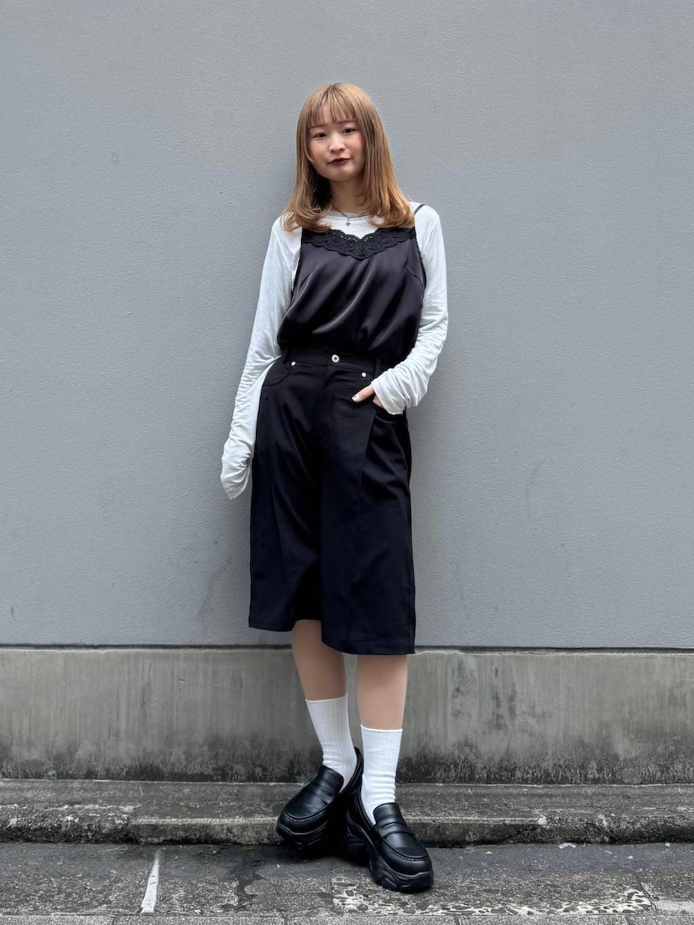 ブラック系のローファー、ブラック系のキャミソール、ホワイト系のTシャツ/カットソーを着用したレディースの春コーディネートの2枚目の写真