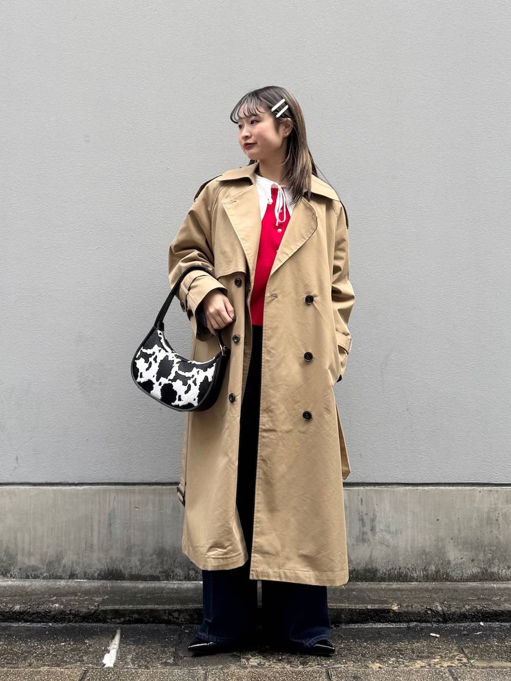 ブルー系のデニムパンツ、ホワイト系のシャツ/ブラウス、ブラック系のパンプスを着用したレディースの春コーディネートの3枚目の写真