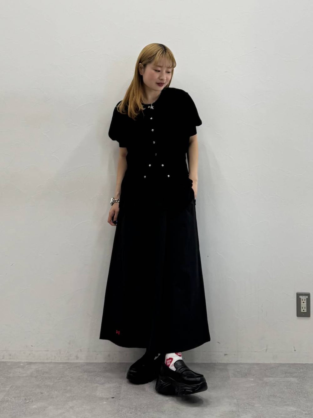 ブラック系のローファー、グレー系のタンクトップ、レッド系のカーディガン/ボレロを着用したレディースの春コーディネートの5枚目の写真