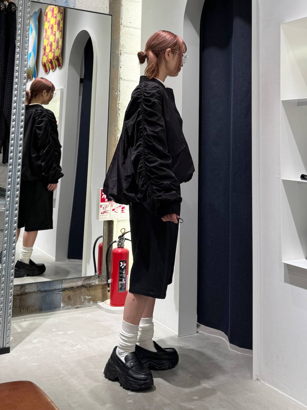 ブラック系のその他パンツ、ブラック系のMA-1、ホワイト系のカーディガン/ボレロを着用したレディースの秋コーディネートの6枚目の写真