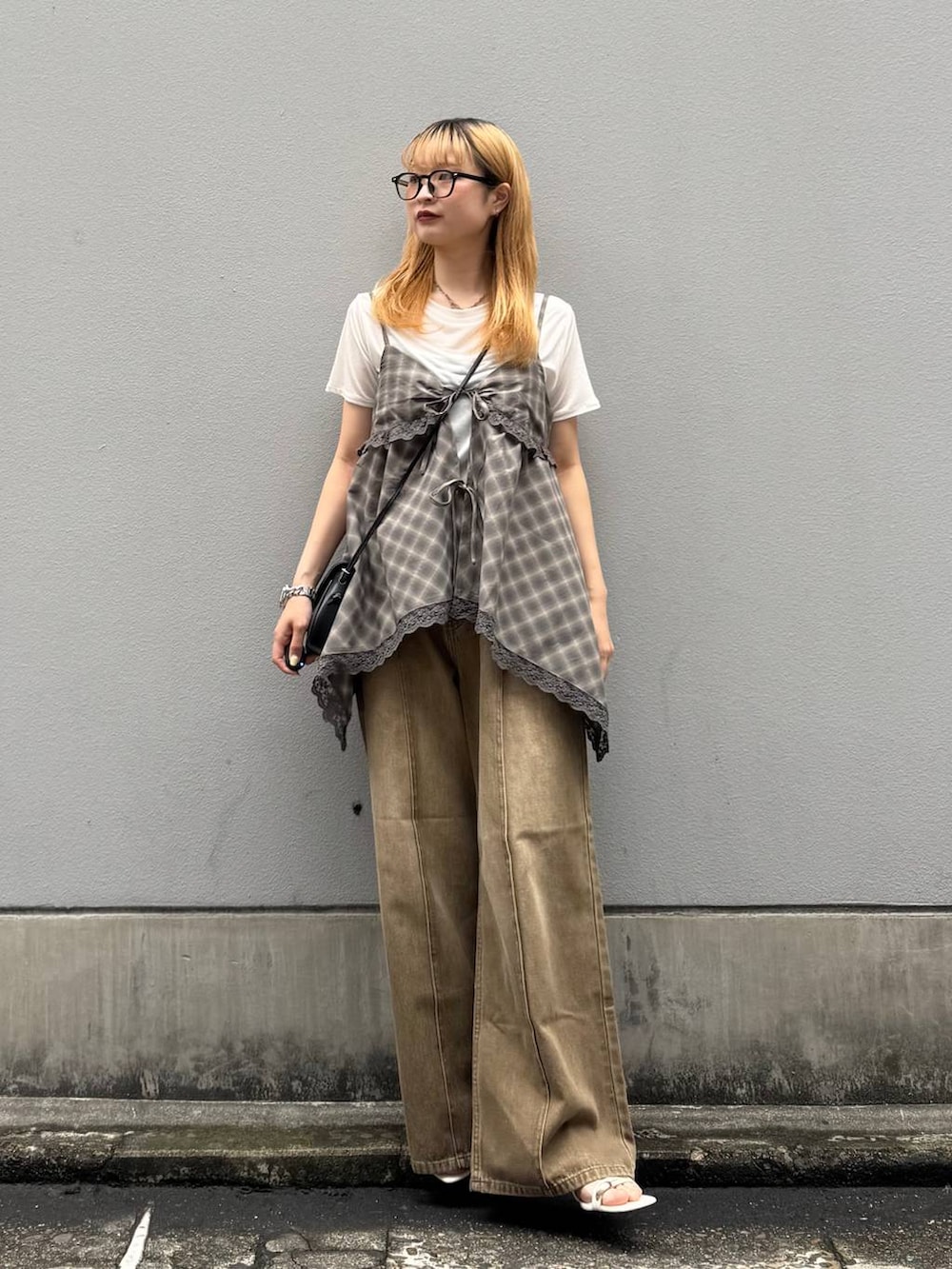 ホワイト系のTシャツ/カットソー、ブラック系のショルダーバッグ、ホワイト系のサンダルを着用したレディースの夏コーディネートの2枚目の写真