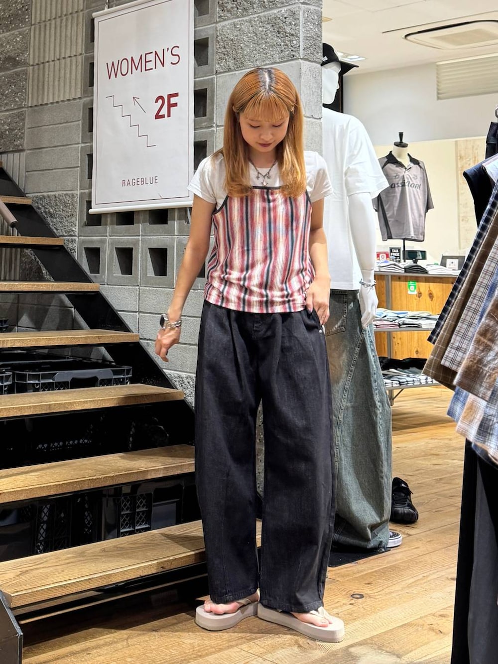 レッド系のTシャツ/カットソー、ブラック系のデニムパンツ、ホワイト系のTシャツ/カットソーを着用したレディースの夏コーディネートの2枚目の写真