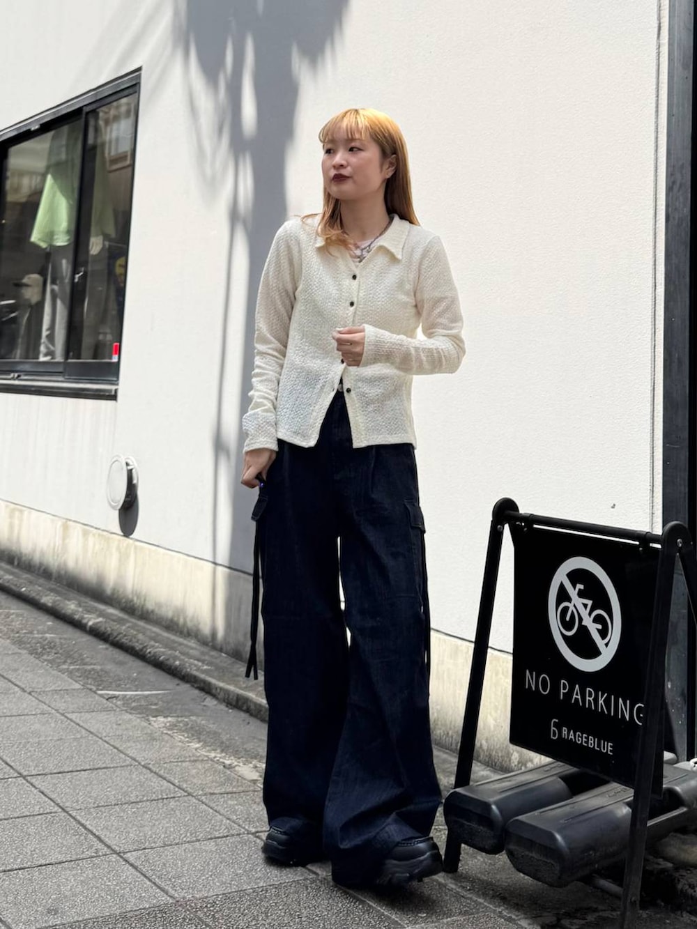 ブラック系のローファー、ブルー系のデニムパンツ、ホワイト系のカーディガン/ボレロを着用したレディースの春コーディネートの5枚目の写真