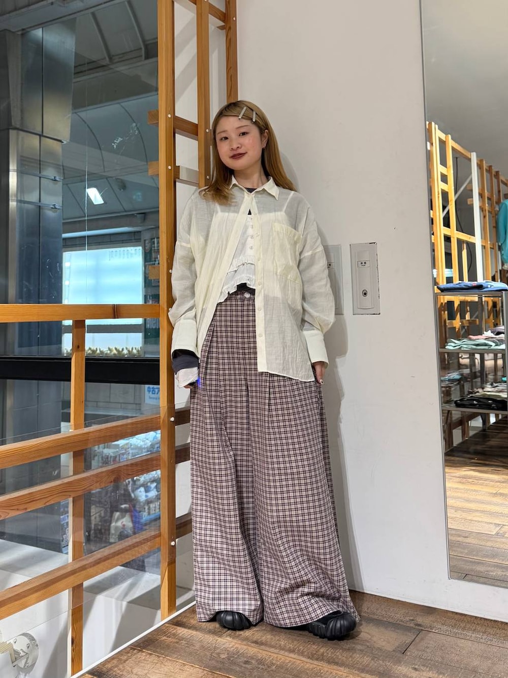 グレー系のTシャツ/カットソー、ピンク系のスラックス、ホワイト系のシャツ/ブラウスを着用したレディースの春コーディネートの2枚目の写真