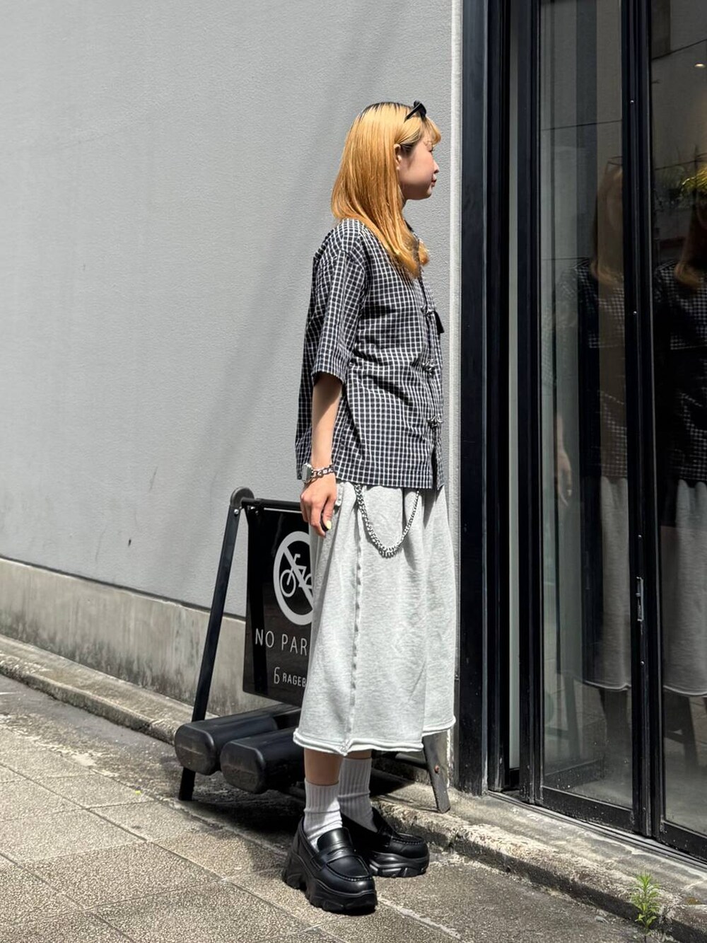 グレー系のスウェットパンツ、ブルー系のシャツ/ブラウス、ブラック系のサングラスを着用したレディースの夏コーディネートの7枚目の写真