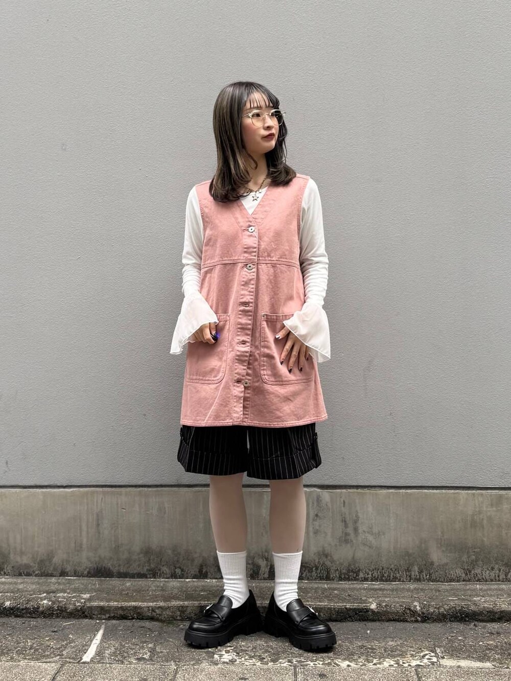 その他のローファー、ブラック系のスラックス、ピンク系のワンピースを着用したレディースの春コーディネートの3枚目の写真