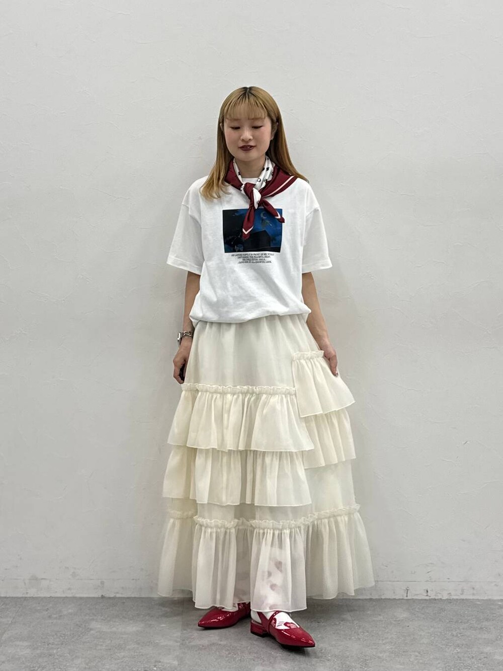 ブラック系のパンプス、ホワイト系のTシャツ/カットソー、ホワイト系のスカートを着用したレディースの春コーディネートの3枚目の写真
