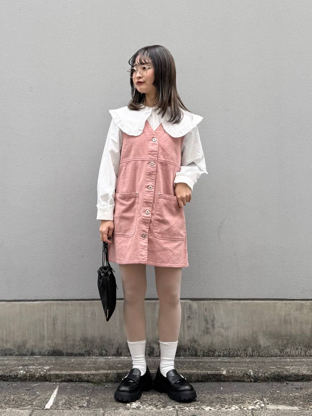 その他のローファー、ホワイト系のシャツ/ブラウス、ブラック系のショルダーバッグを着用したレディースの春コーディネートの2枚目の写真