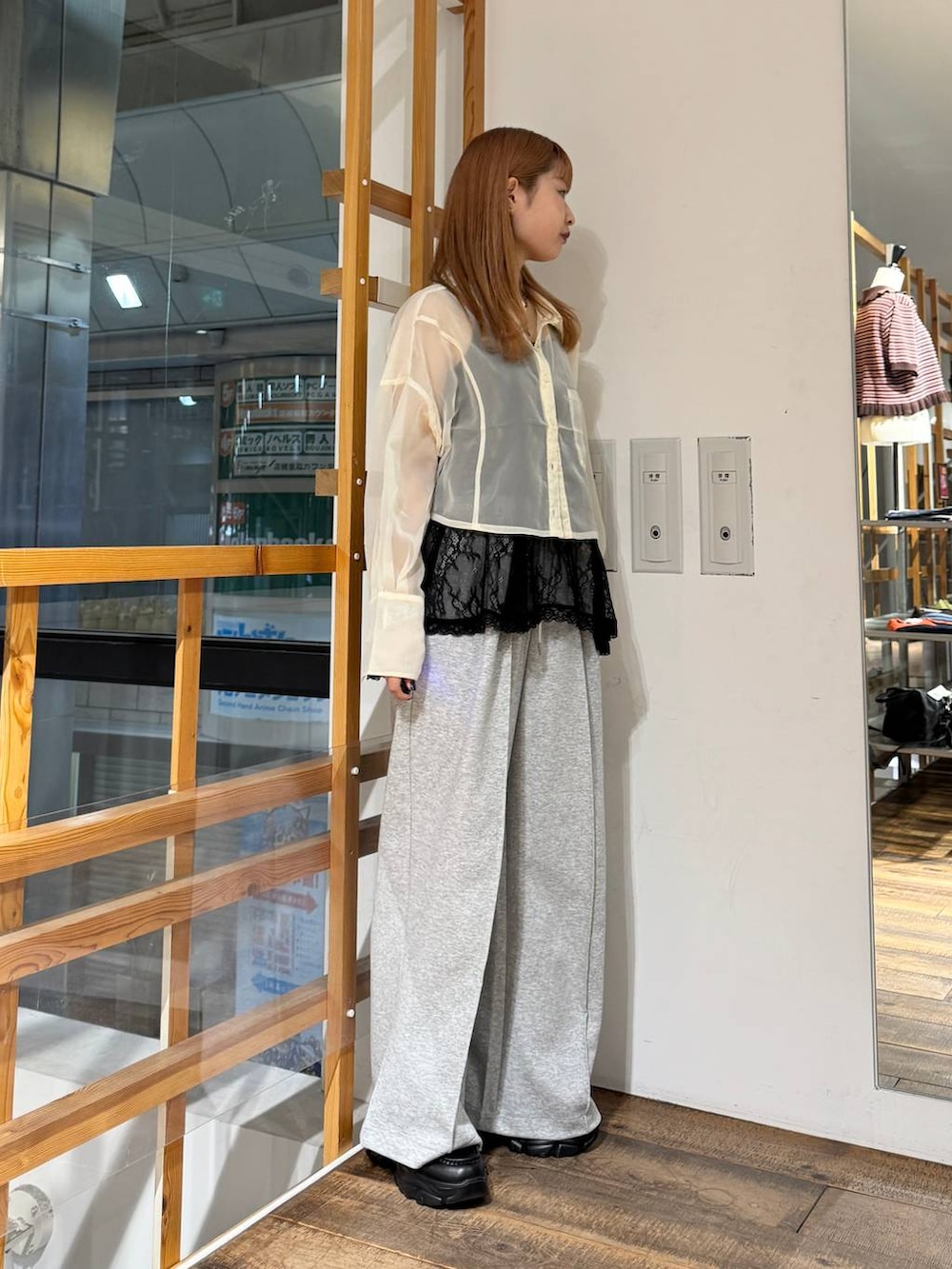 ホワイト系のシャツ/ブラウス、ブラック系のTシャツ/カットソー、ブラック系のローファーを着用したレディースの夏コーディネートの6枚目の写真