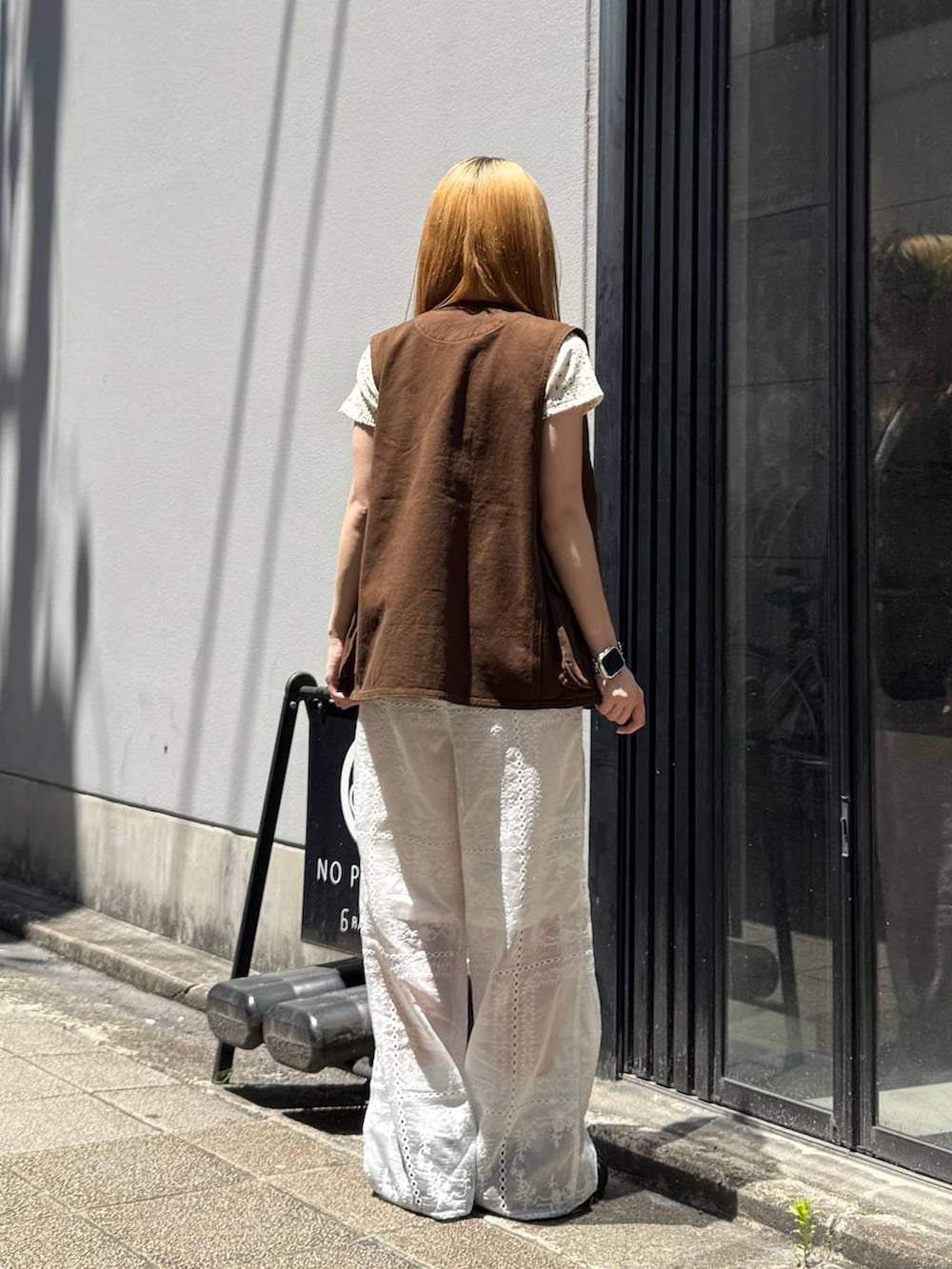 ホワイト系のその他パンツ、ブラウン系のベスト、ホワイト系のTシャツ/カットソーを着用したレディースの夏コーディネートの6枚目の写真