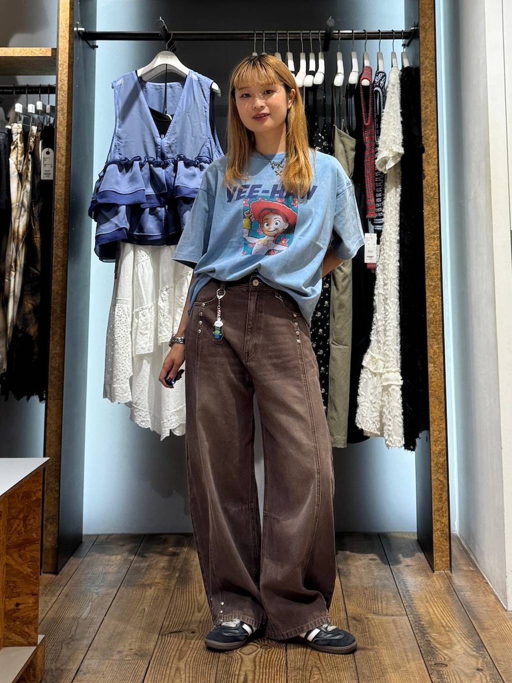 ブルー系のTシャツ/カットソー、ブラウン系のデニムパンツ、その他のキーホルダーを着用したレディースの夏コーディネートの5枚目の写真