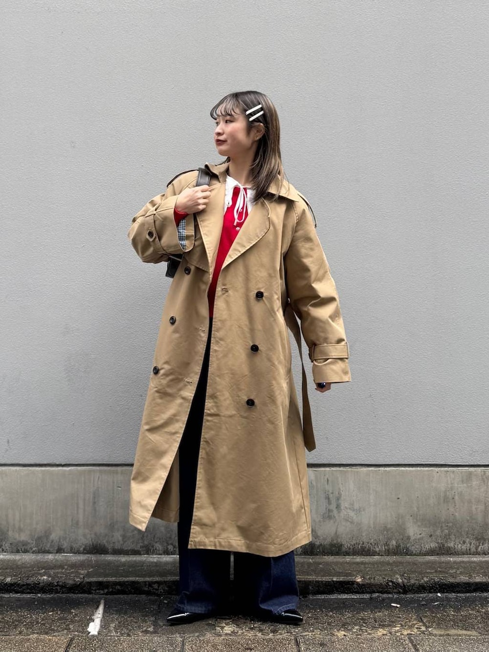 ブルー系のデニムパンツ、ホワイト系のシャツ/ブラウス、ブラック系のパンプスを着用したレディースの春コーディネートの9枚目の写真