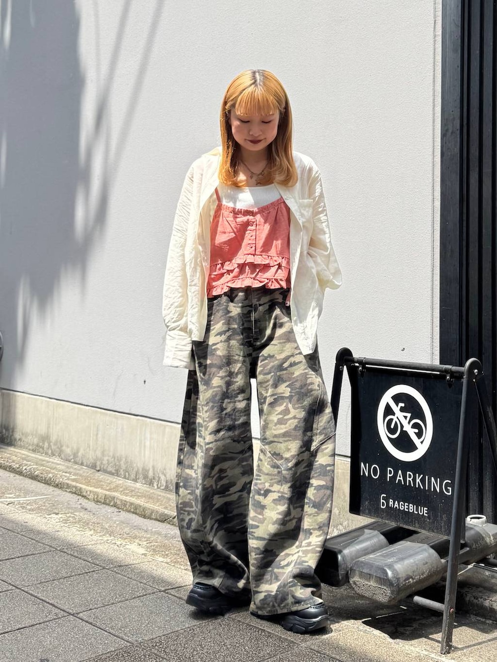 ブラック系のローファー、ホワイト系のTシャツ/カットソー、ホワイト系のシャツ/ブラウスを着用したレディースの夏コーディネートの3枚目の写真