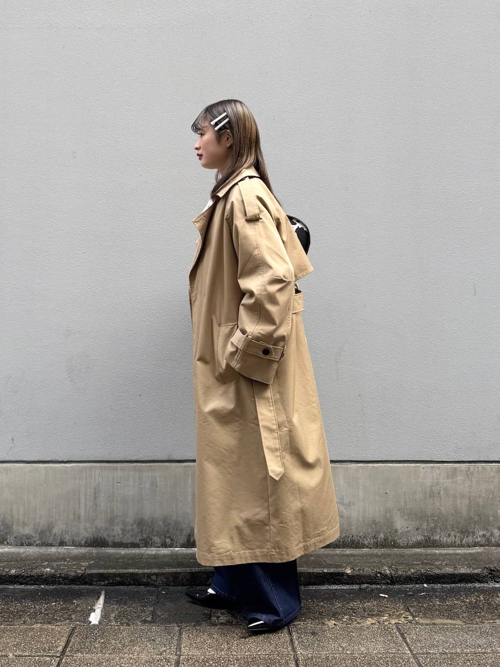 ブルー系のデニムパンツ、ホワイト系のシャツ/ブラウス、ブラック系のパンプスを着用したレディースの春コーディネートの6枚目の写真