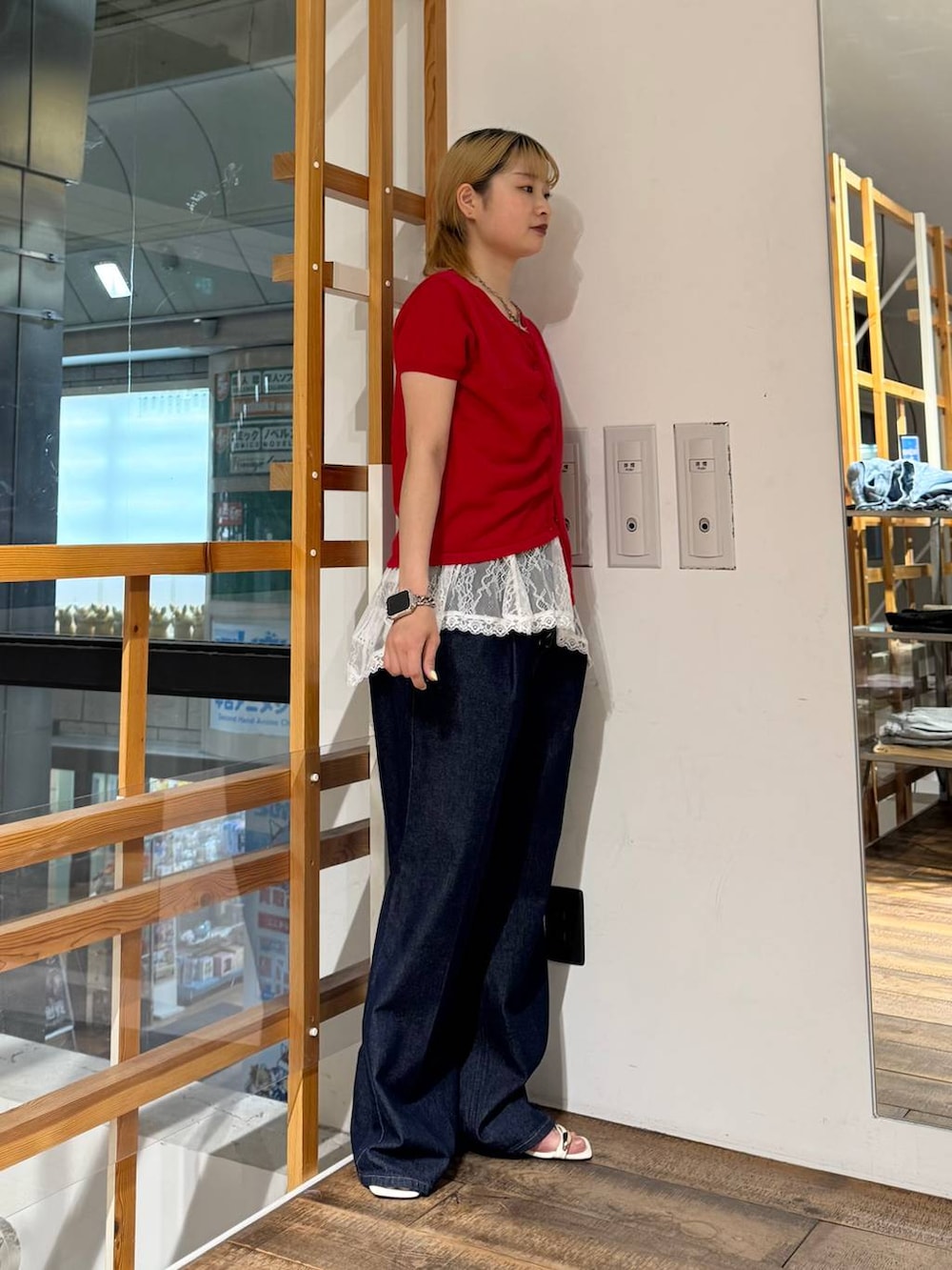 ホワイト系のTシャツ/カットソー、ブルー系のデニムパンツ、ホワイト系のサンダルを着用したレディースの夏コーディネートの6枚目の写真