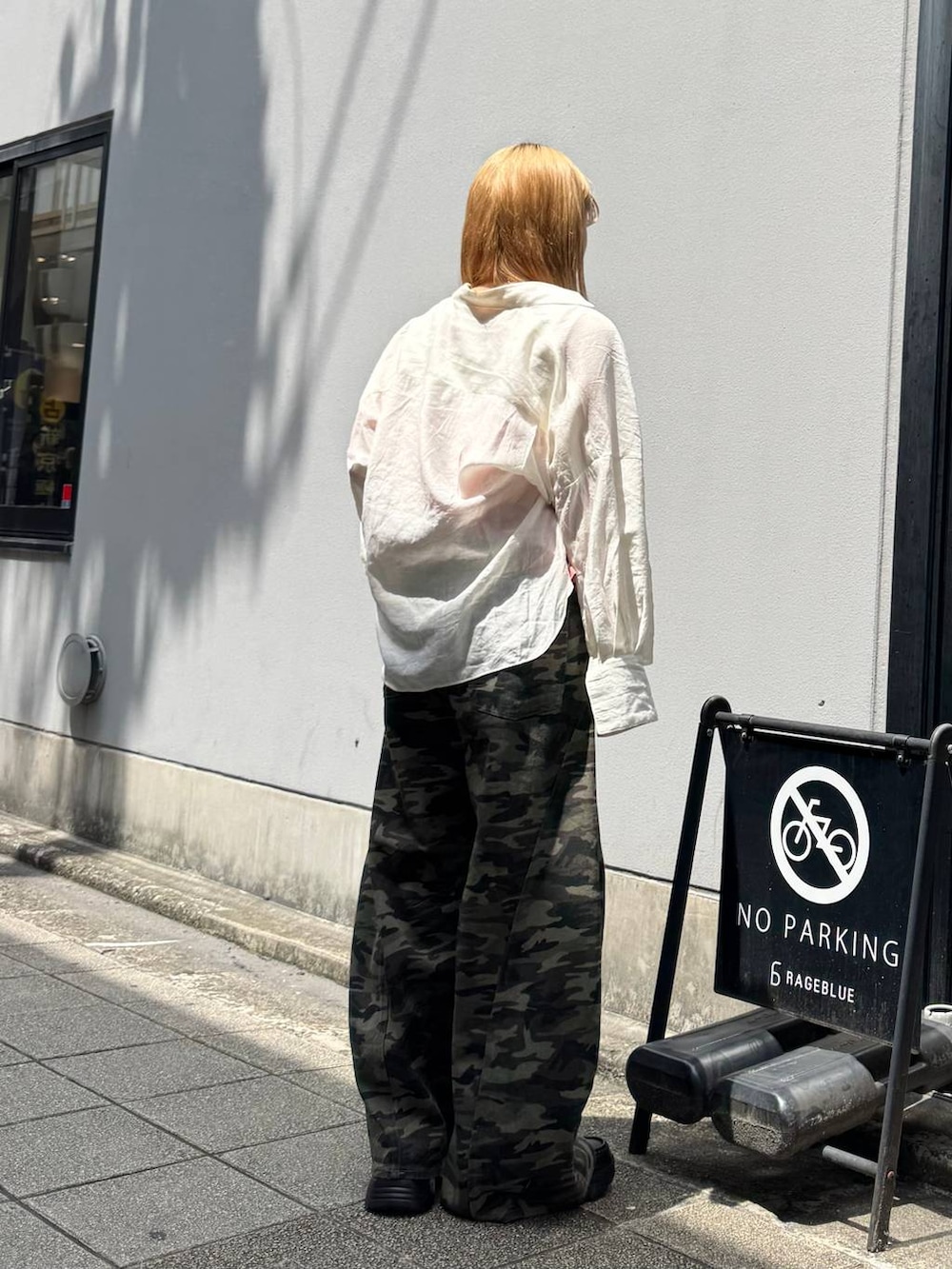 ブラック系のローファー、ホワイト系のTシャツ/カットソー、ホワイト系のシャツ/ブラウスを着用したレディースの夏コーディネートの6枚目の写真