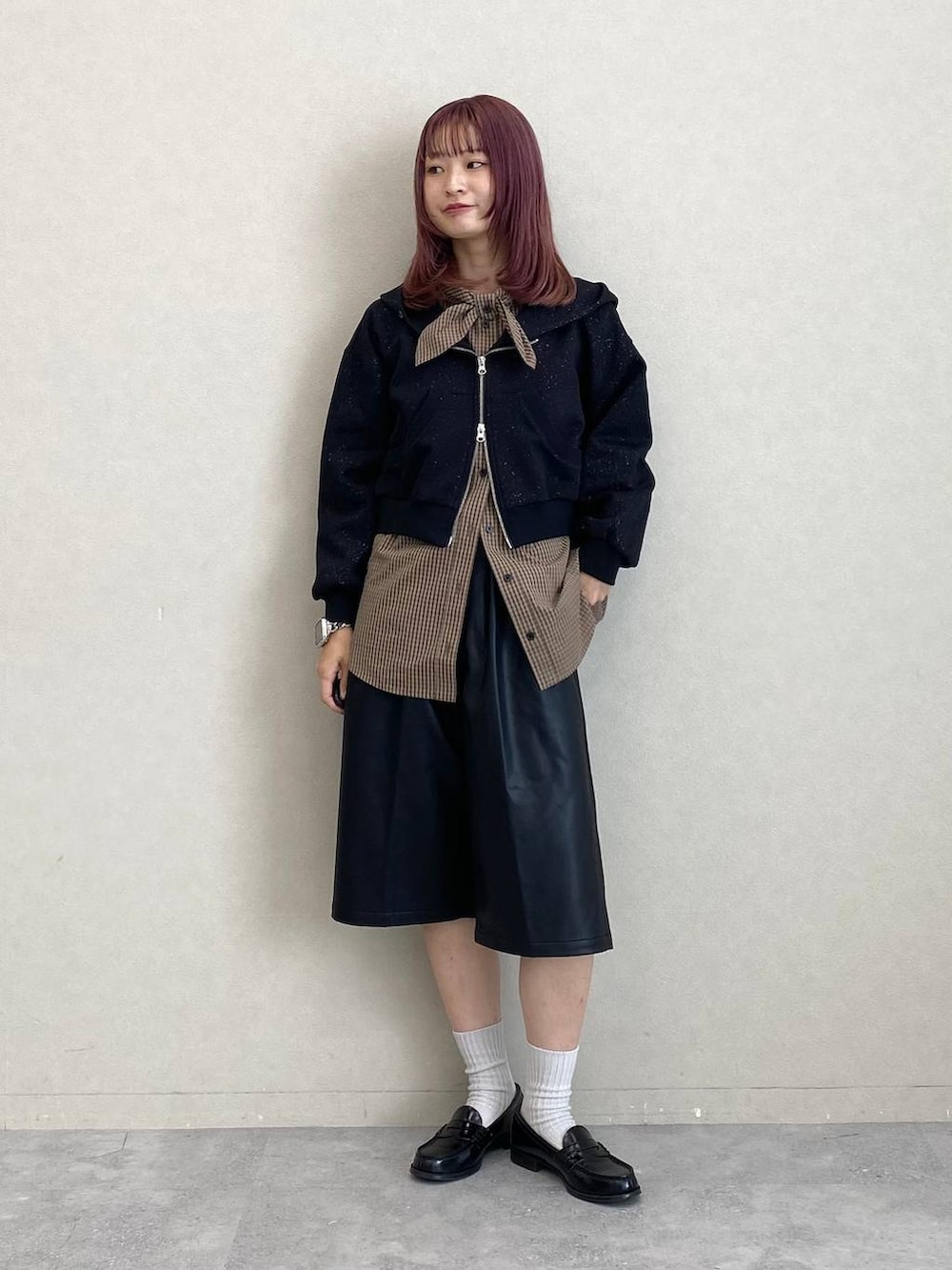 ブラウン系のシャツ/ブラウス、ブラック系のその他パンツ、ブラック系のパーカーを着用したレディースの秋コーディネートの3枚目の写真