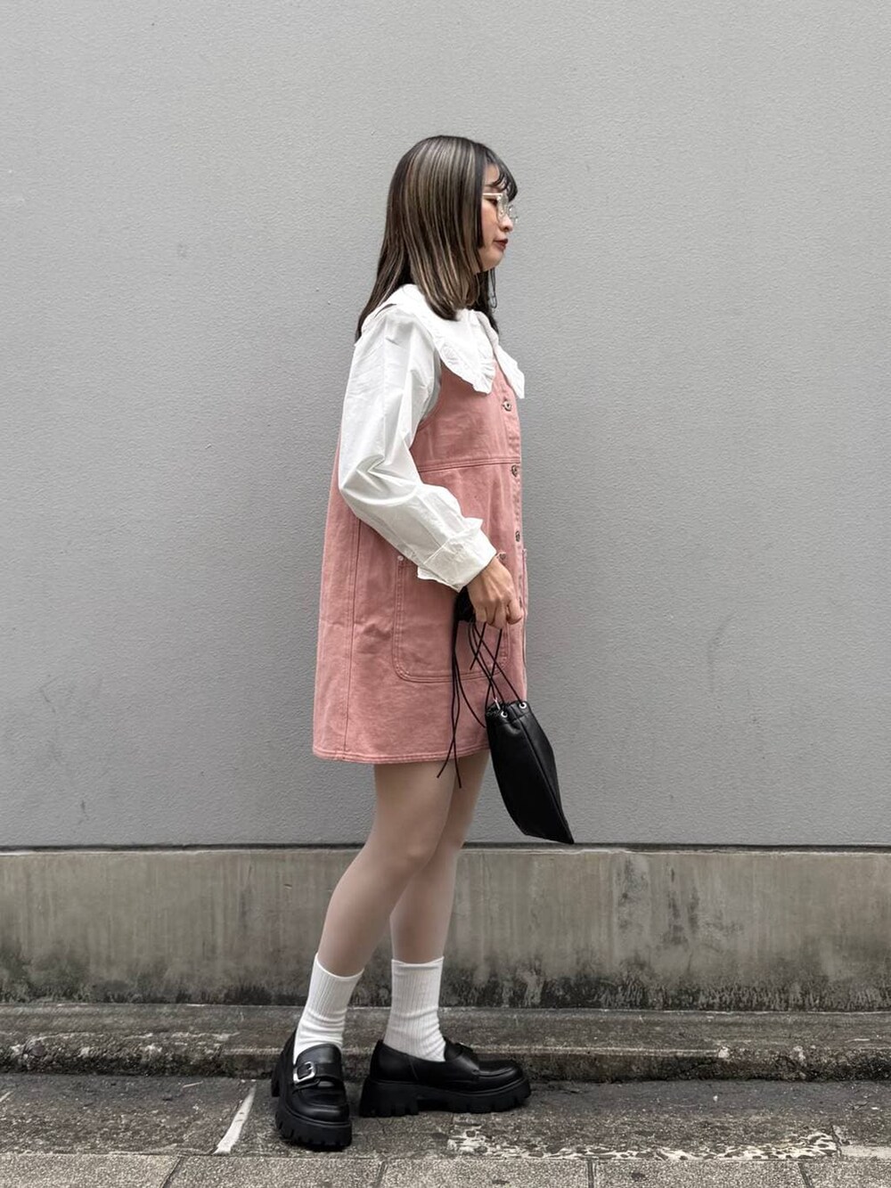 その他のローファー、ホワイト系のシャツ/ブラウス、ブラック系のショルダーバッグを着用したレディースの春コーディネートの6枚目の写真