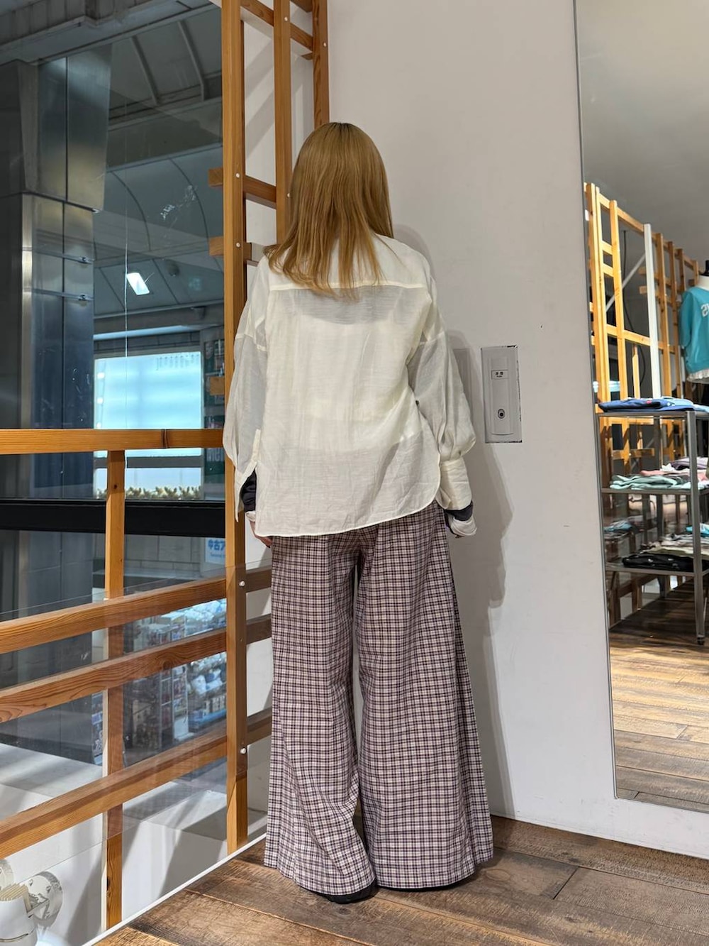 グレー系のTシャツ/カットソー、ピンク系のスラックス、ホワイト系のシャツ/ブラウスを着用したレディースの春コーディネートの6枚目の写真