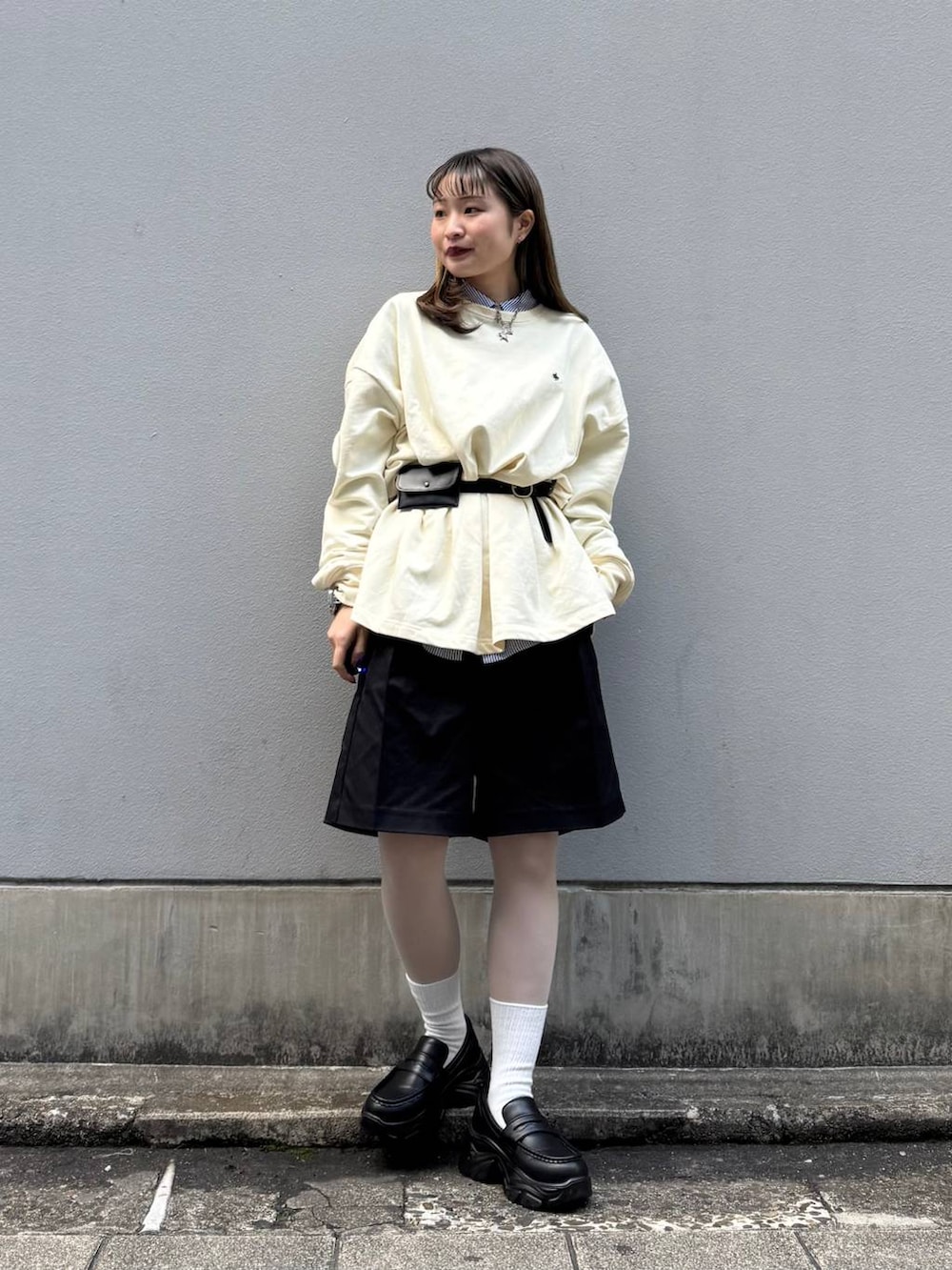 ブラック系のローファー、ブラック系のスラックス、ブルー系のシャツ/ブラウスを着用したレディースの春コーディネートの4枚目の写真