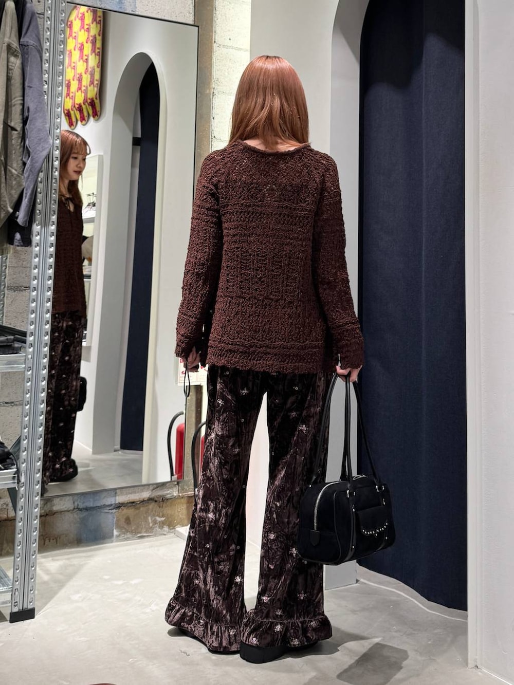 ブラウン系のその他パンツ、ブラック系のブーツ、ブラック系のショルダーバッグを着用したレディースの秋コーディネートの6枚目の写真