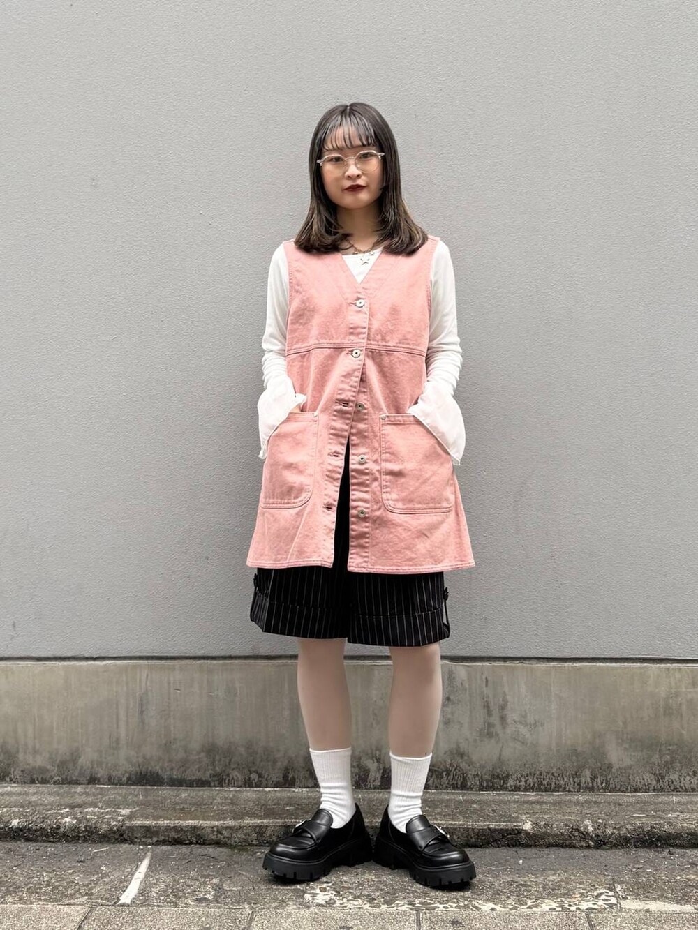 その他のローファー、ブラック系のスラックス、ピンク系のワンピースを着用したレディースの春コーディネートの4枚目の写真