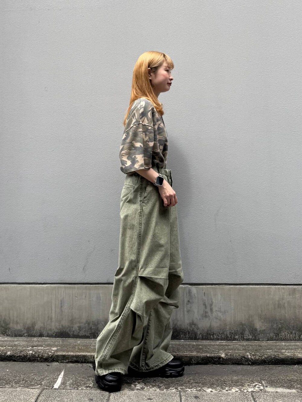 ブラック系のローファー、グリーン系のカーゴパンツ、ブラウン系のTシャツ/カットソーを着用したレディースの春コーディネートの9枚目の写真
