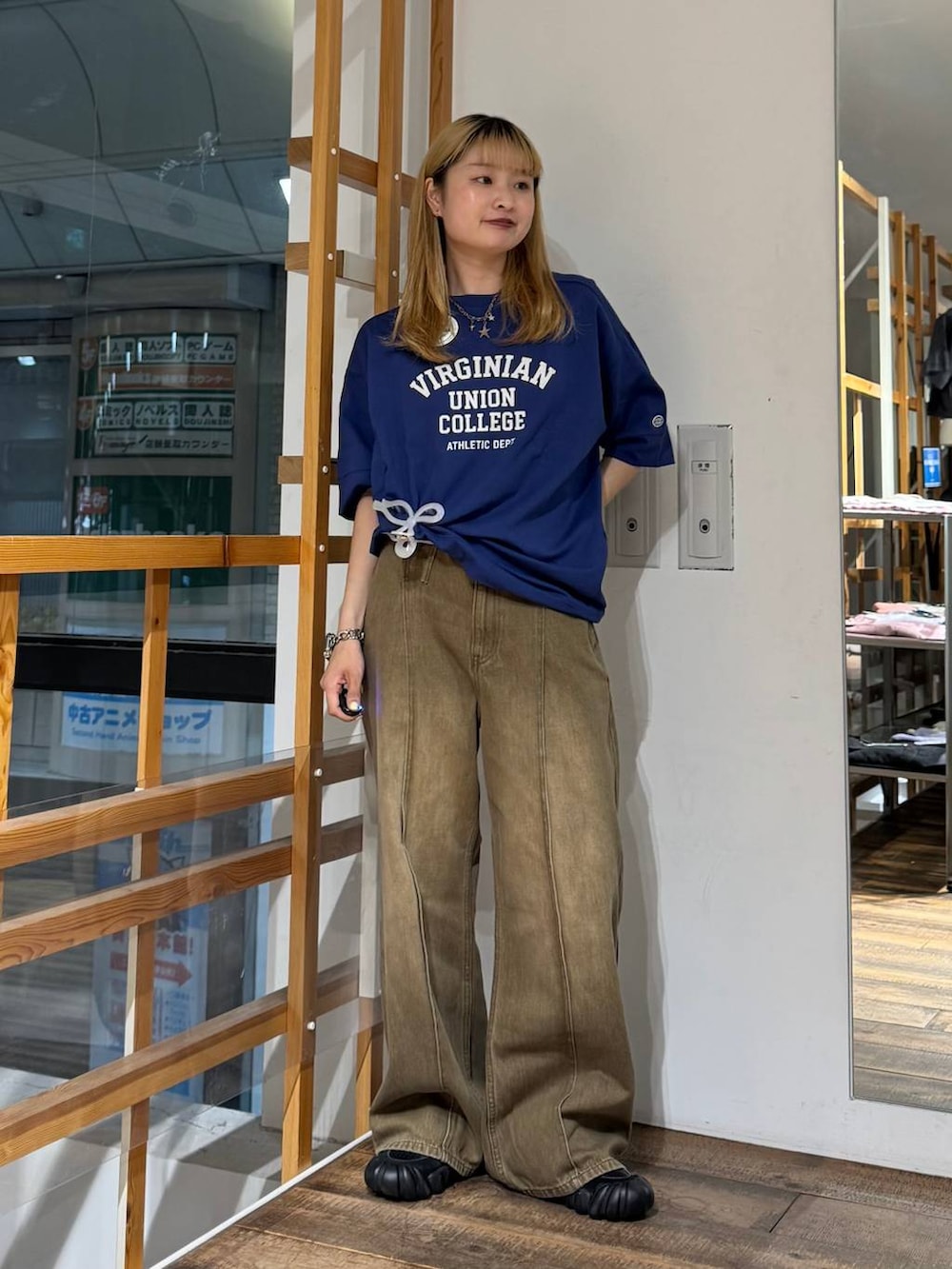ブルー系のTシャツ/カットソー、ブラウン系のデニムパンツを着用したレディースの夏コーディネートの3枚目の写真