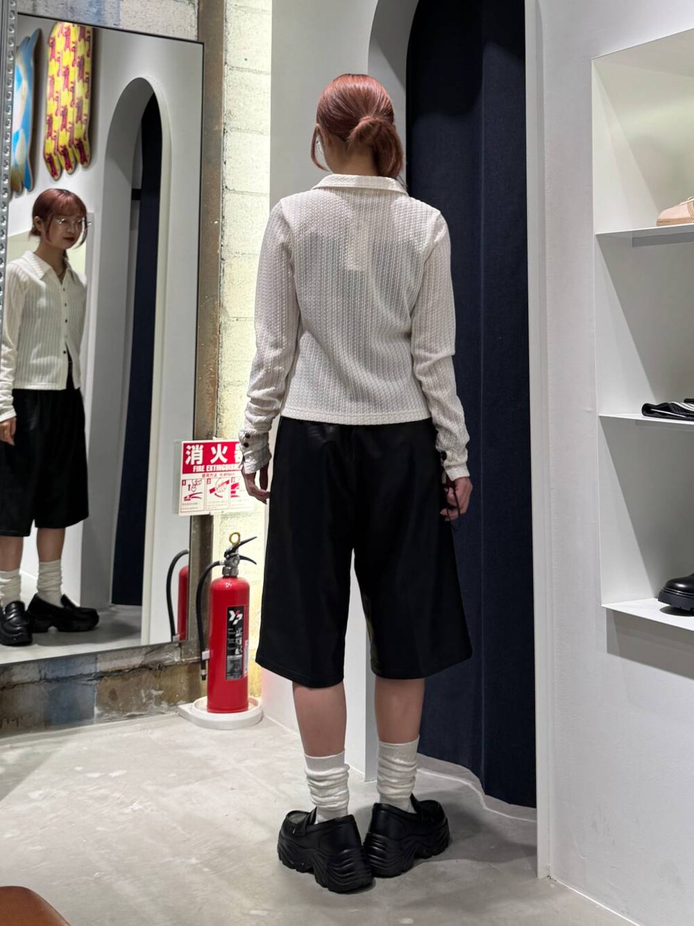 ブラック系のその他パンツ、ホワイト系のカーディガン/ボレロ、ホワイト系のソックス/靴下を着用したレディースの秋コーディネートの5枚目の写真