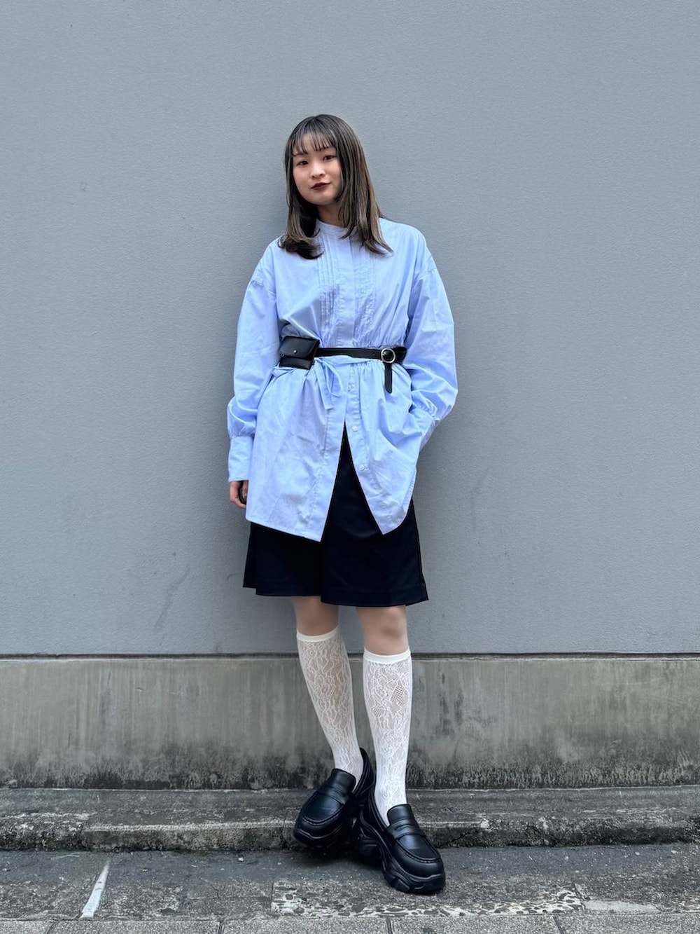 ブラック系のローファー、ブラック系のスラックス、ブルー系のシャツ/ブラウスを着用したレディースの春コーディネートの3枚目の写真