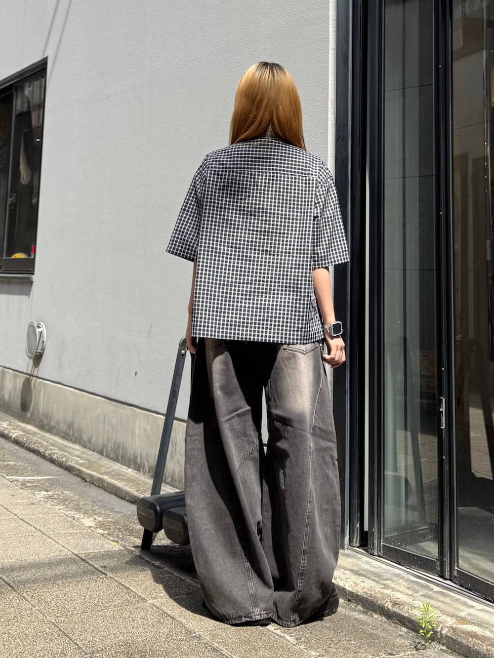 ブラック系のデニムパンツ、ブルー系のシャツ/ブラウス、グレー系のサングラスを着用したレディースの夏コーディネートの5枚目の写真