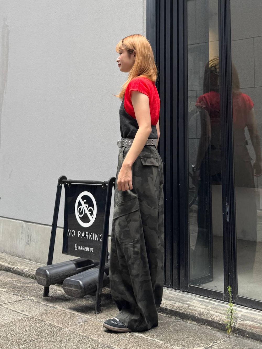 その他のカーゴパンツ、レッド系のTシャツ/カットソー、ブラック系のベルトを着用したレディースの夏コーディネートの6枚目の写真