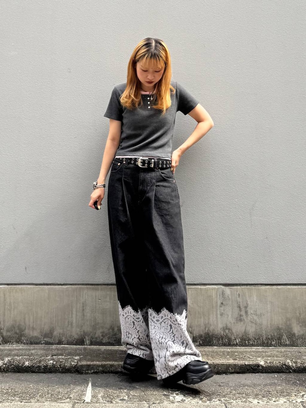 ブラック系のデニムパンツ、グレー系のTシャツ/カットソー、ブラック系のベルトを着用したレディースの夏コーディネートの4枚目の写真