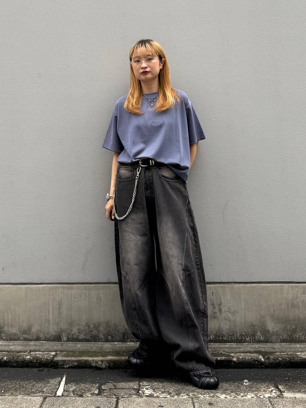 ブラック系のデニムパンツ、ブルー系のTシャツ/カットソー、グレー系のサングラスを着用したレディースの夏コーディネートの2枚目の写真