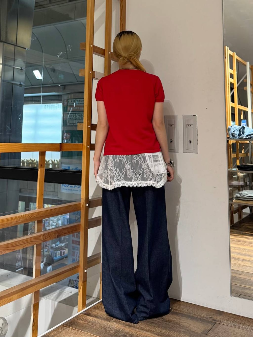 ホワイト系のTシャツ/カットソー、ブルー系のデニムパンツ、ホワイト系のサンダルを着用したレディースの夏コーディネートの5枚目の写真