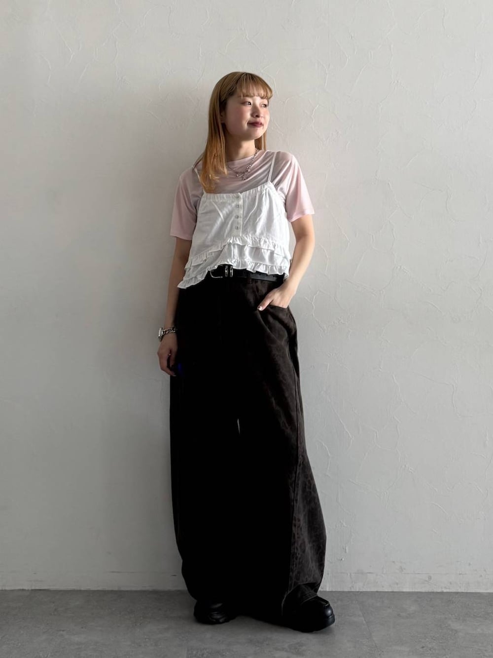 ブラック系のローファー、ピンク系のTシャツ/カットソー、ホワイト系のキャミソールを着用したレディースの夏コーディネートの5枚目の写真