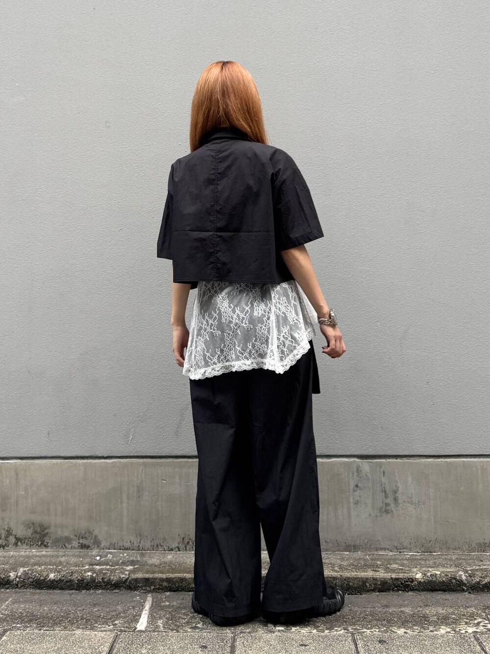 ホワイト系のTシャツ/カットソー、ブラック系のその他パンツ、ブラック系のシャツ/ブラウスを着用したレディースの夏コーディネートの6枚目の写真