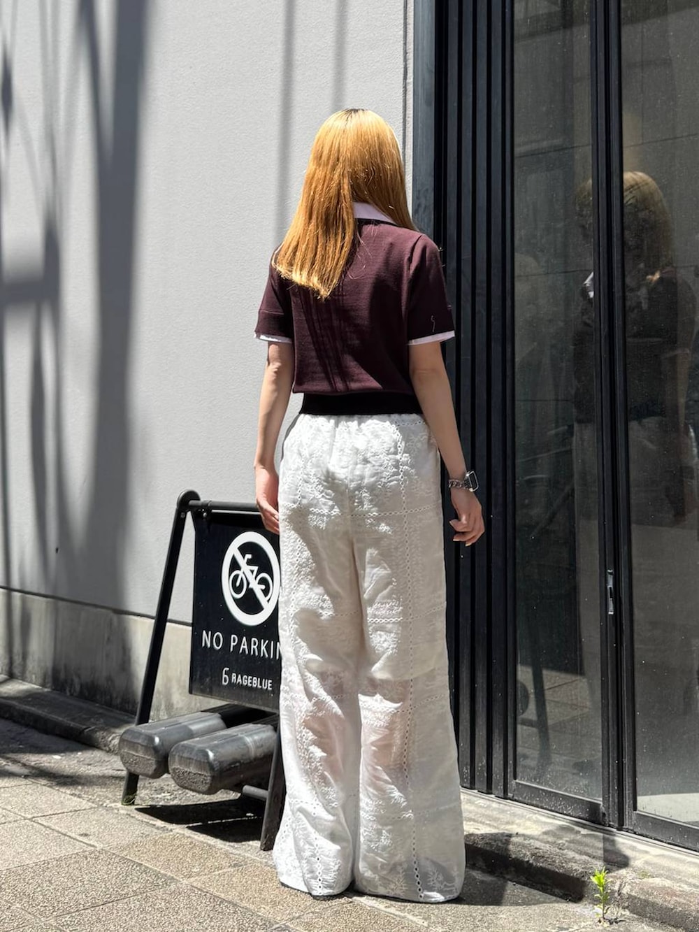 ブラック系のパンプス、ホワイト系のその他パンツ、ブラウン系のシャツ/ブラウスを着用したレディースの夏コーディネートの6枚目の写真