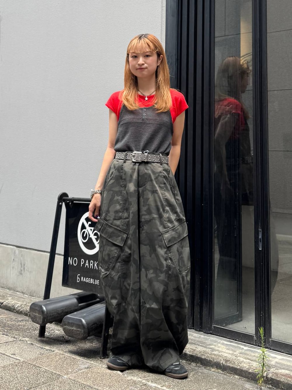 その他のカーゴパンツ、レッド系のTシャツ/カットソー、ブラック系のベルトを着用したレディースの夏コーディネートの4枚目の写真