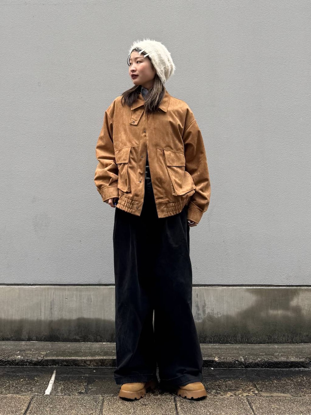 ブルー系のシャツ/ブラウス、ブラウン系のブルゾン、ブラック系のチノパンツを着用したレディースの春コーディネートの2枚目の写真