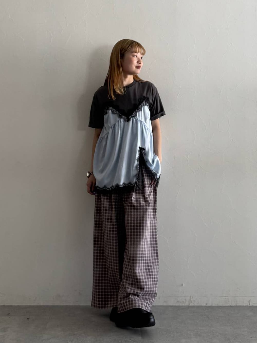 ブラック系のローファー、ピンク系のスラックス、グレー系のTシャツ/カットソーを着用したレディースの春コーディネートの3枚目の写真