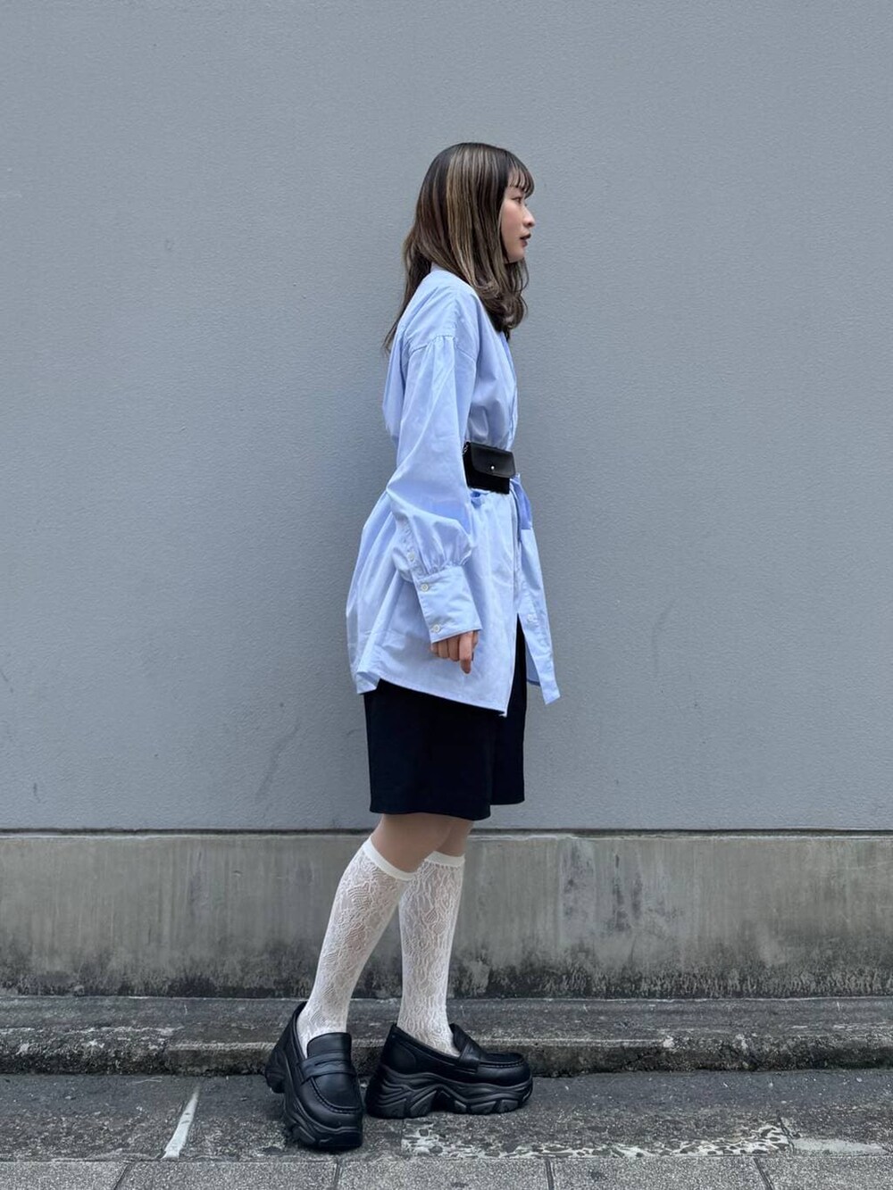 ブラック系のローファー、ブラック系のスラックス、ブルー系のシャツ/ブラウスを着用したレディースの春コーディネートの7枚目の写真