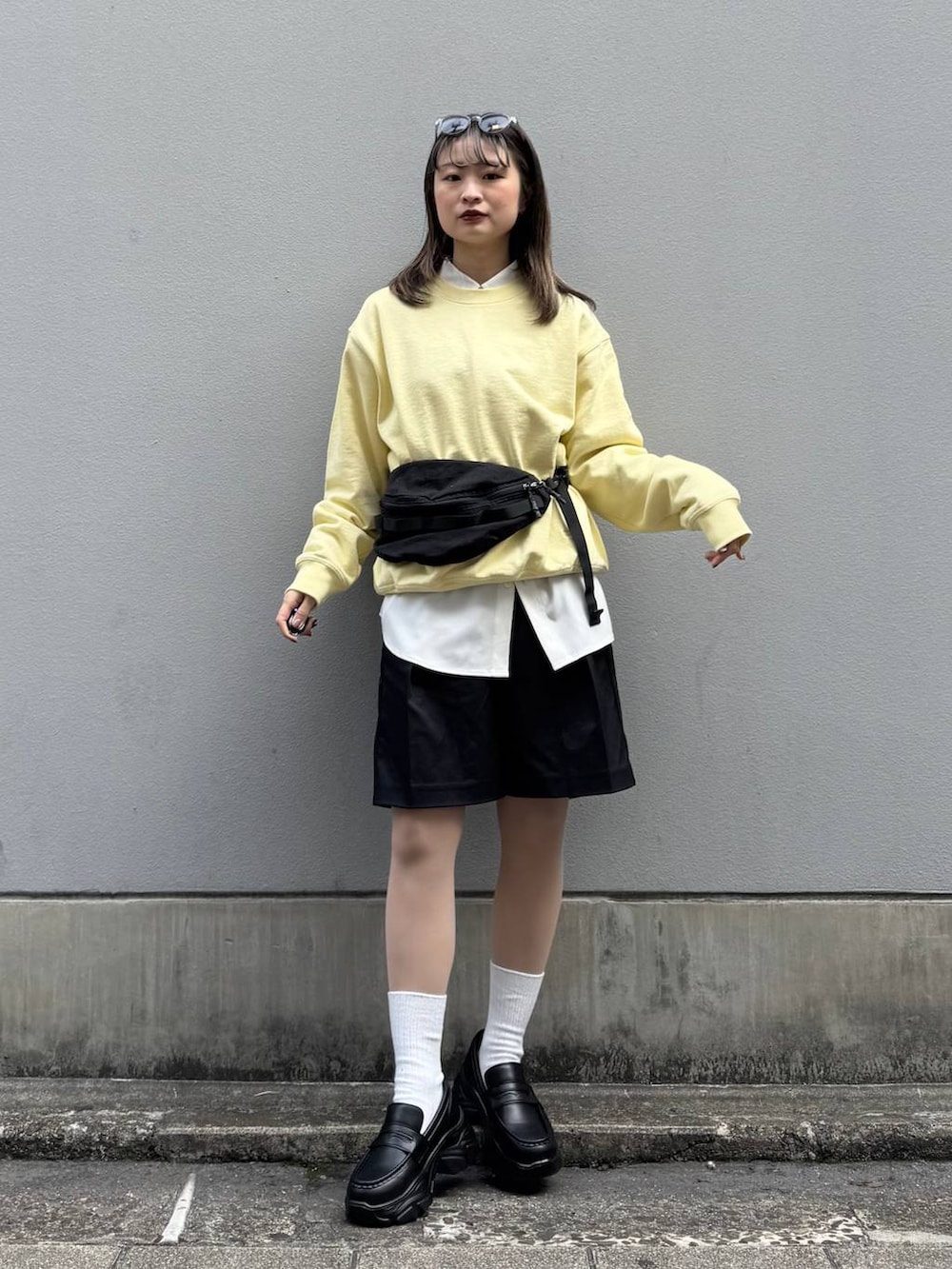 ホワイト系のシャツ/ブラウス、ブラック系のローファー、イエロー系のスウェットを着用したレディースの春コーディネートの3枚目の写真