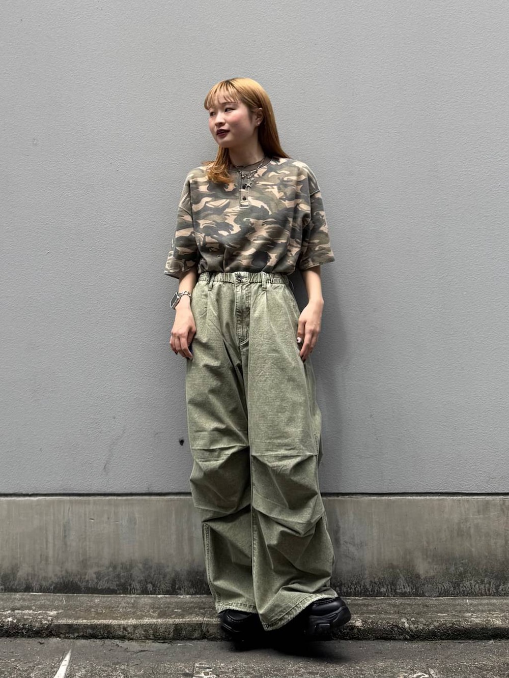 ブラック系のローファー、グリーン系のカーゴパンツ、ブラウン系のTシャツ/カットソーを着用したレディースの春コーディネートの4枚目の写真